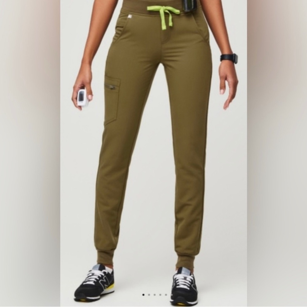 FIGS Women’s Martini Olive Zamora Jogger Scrub Pants Size Medium Petite